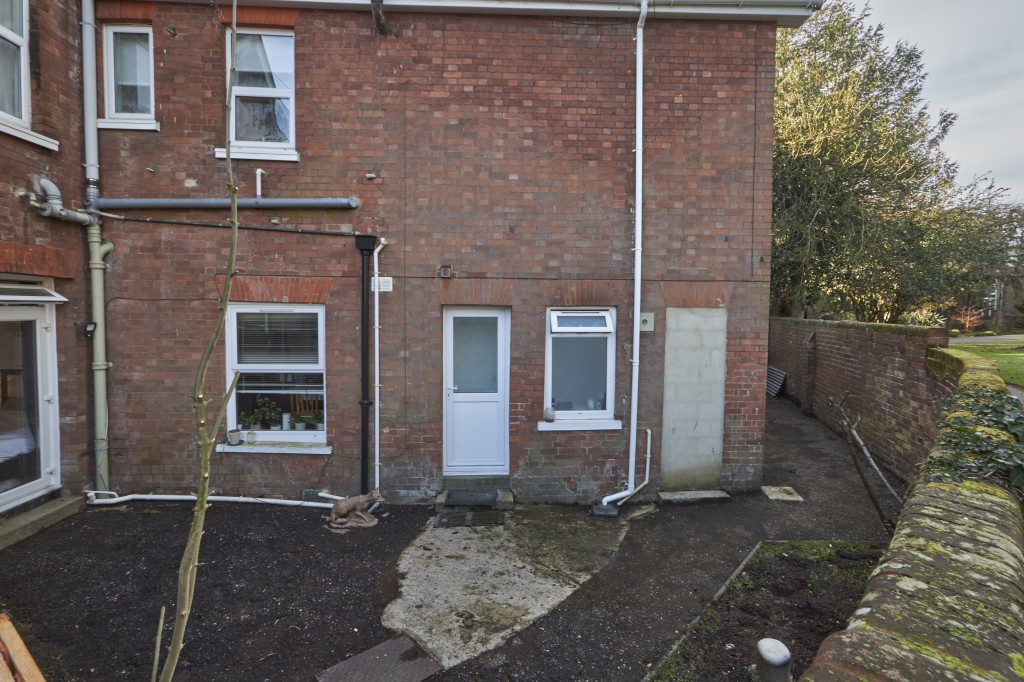 Lot: 64 - FREEHOLD INVESTMENT COMPRISING FIVE FLATS - Rear of the property